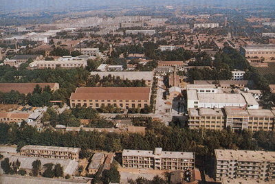 推土机总厂本部厂区。山东推土机总厂建设时，，，牢靠资产原值为2569万元，，，占地面积为517538平方米，，，修建面积为170861平方米。