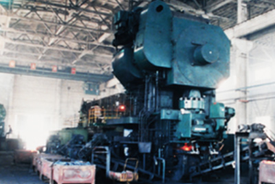 3月24日，，，天下第一台德国奥姆卡4000吨热模锻生产线在js4399金沙线(集团)有限公司总厂热模锻车间装置调试。