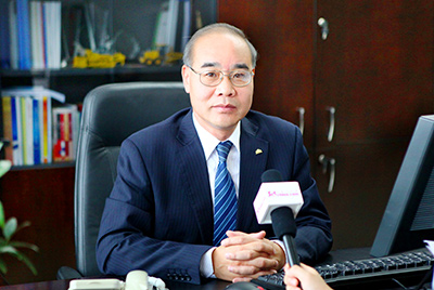 张秀文董事长在接受中国山东网专题采访时，，，就公司践行“忠实鲁商”倡树行动举行回覆，，，介绍了js4399金沙线(集团)有限公司把“仁义、、诚信、、忠实”的文化精髓融入到生产谋划的全历程的典范做法和“诚敬做产品，，，诚信做企业”的谋划理念，，，在工程机械行业树立起了“厚德坚韧”的山东国企形象