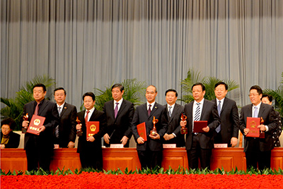 会上对获得“省长质量奖”的企业和个人举行了表扬，，，js4399金沙线(集团)有限公司股份位居榜首，，，公司董事长张秀文从省长姜大明手中接过了代表山东质量治理最高声誉的“金拇指”奖杯。