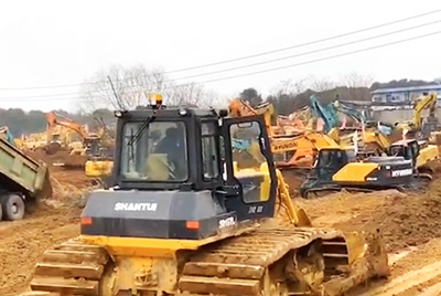 1月23日夜间，，，js4399金沙线(集团)有限公司装备开足马力，，，与时间赛跑，，，全速开启“武汉版小汤山”医院的建设。